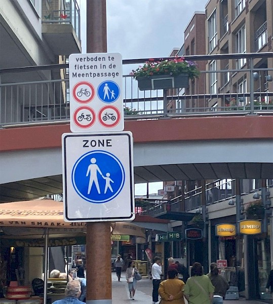 Gemeente plaatst 'verboden te fietsen' borden bij Meentpassage