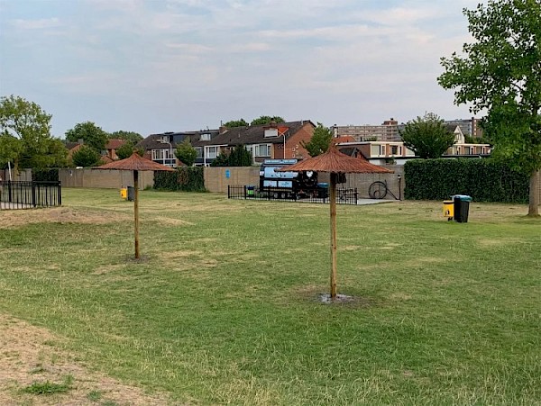 Vijf parasols op ligweide buitenzwembad geplaatst