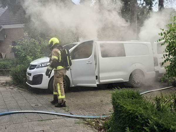 Bestelbus deels uitgebrand aan Ridderspoorhof