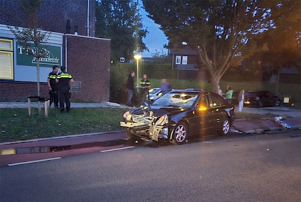 Auto maakt flinke klap op Pieter Zeemanlaan