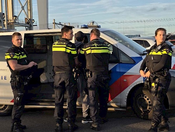 Papendrechtse tiener (15) opgepakt na verzet en het aantreffen van mes in Zwijndrecht