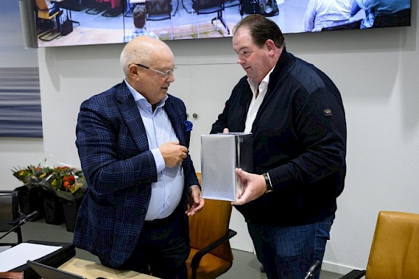 Gemeenteraad neemt afscheid van twee raadsleden en interim griffier