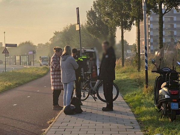 Aanrijding tussen scooter en fietser op Burgemeester Keijzerweg