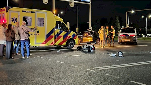 Aanrijding tussen auto en scooterrijder op N214 bij carpoolplaats
