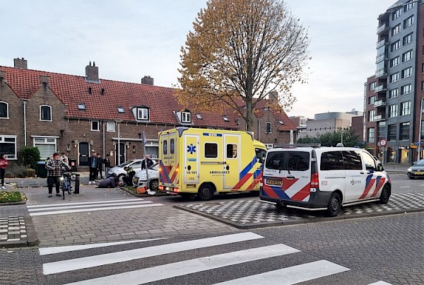 Fietsster gewond na botsing met auto op Veerweg