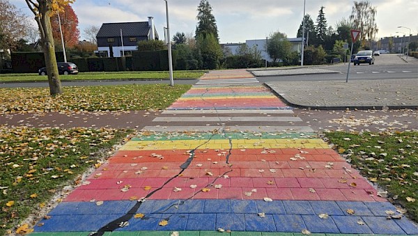Regenboogpad opnieuw beklad – vandalen slaan toe na verwijdering camera