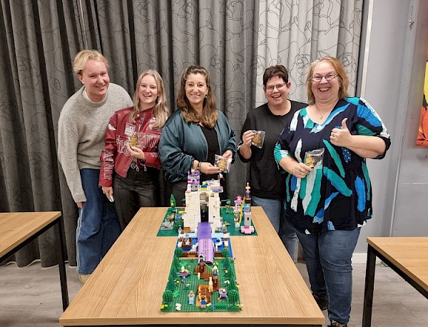 Cora, Sandra, Machteld, Bowien en Ivar winnen eerste Papendrechtse LEGO-kampioenschap voor volwassenen