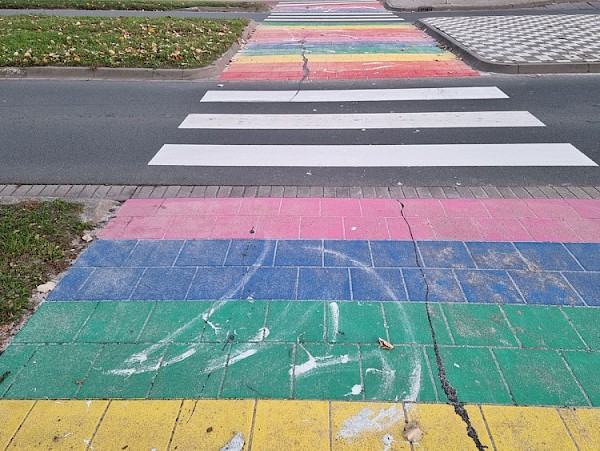 Regenboogpad extra beklad – dit keer met witte verf