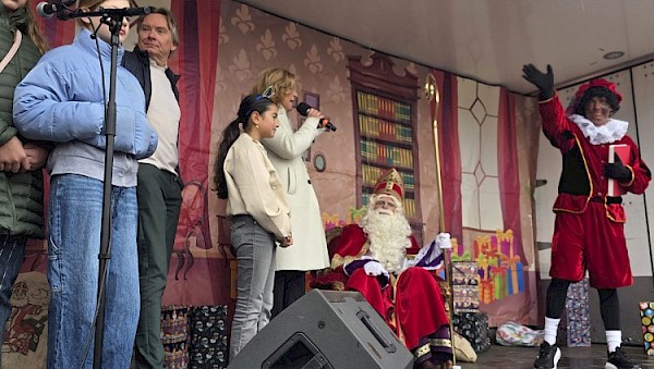 Kinderen genieten van intocht Sinterklaas in Papendrecht