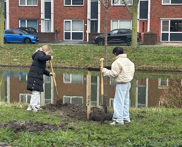 Boomfeestdag: 't Kofschip plant achttien bomen met wethouder