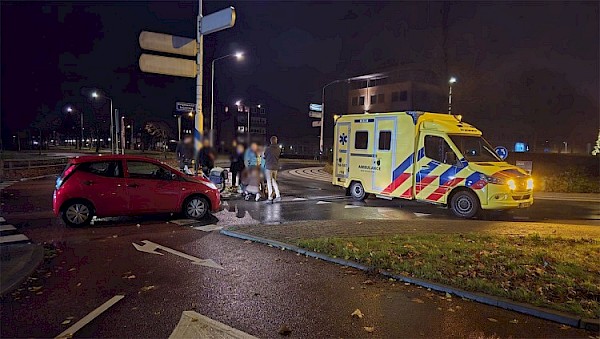 Fietster botst hard tegen voorruit auto op rotonde Veerweg/Keijzerweg