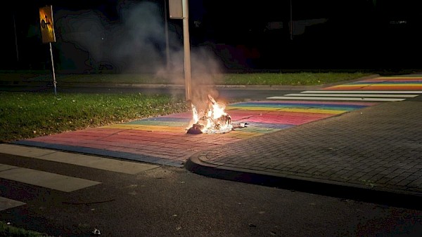 Opnieuw vernieling regenboogpad Veerweg, brandweer rukte uit