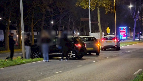 Auto knalt tegen boom op Burgemeester Keijzerweg