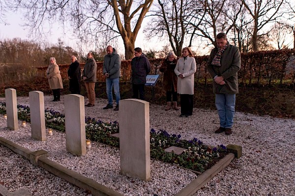 Kerstavond zijn er lichtjes geplaatst op de oorlogsgraven