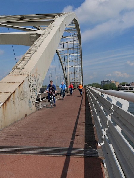 Vanaf eind december 2025 weer gladheidsbestrijding op fietspad Papendrechtsebrug