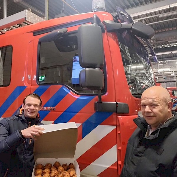 SGPJ trakteert brandweer en buurtpreventie op oliebollen