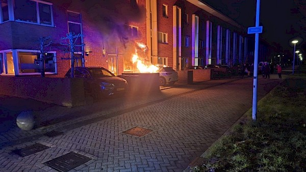 Drie auto’s in brand aan de Alver, woningen ontruimd