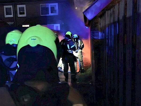 Brommer in brand in steeg Duivenstraat