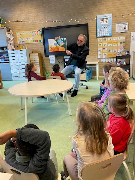 Wethouder Jaco van Erk leest voor op kindcentrum Oranje-Nassau