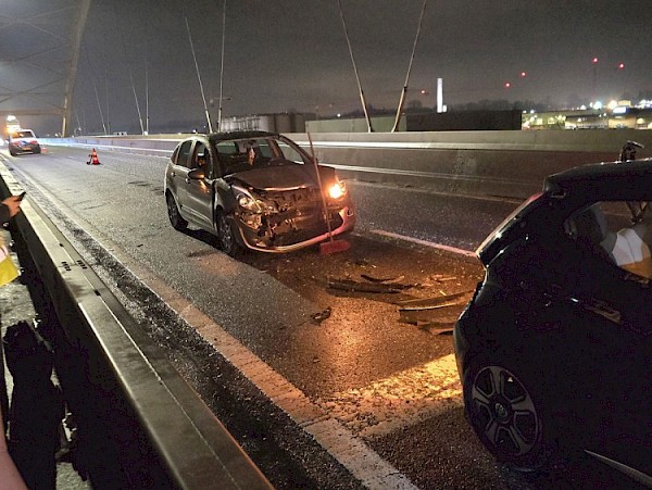 Auto valt stil op Papendrechtse brug en krijgt andere auto achterop