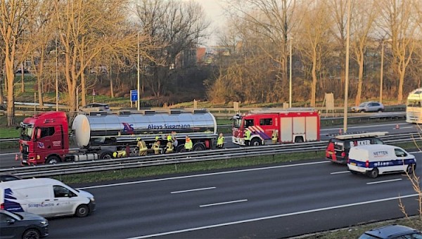 Botsing auto en vrachtwagen op A15, rijbaan tijdelijk dicht