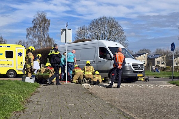 Man bekneld met voet onder bus aan Zuidkil