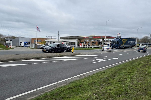 Auto rijdt op vluchtheuvel Burgemeester Keijzerweg