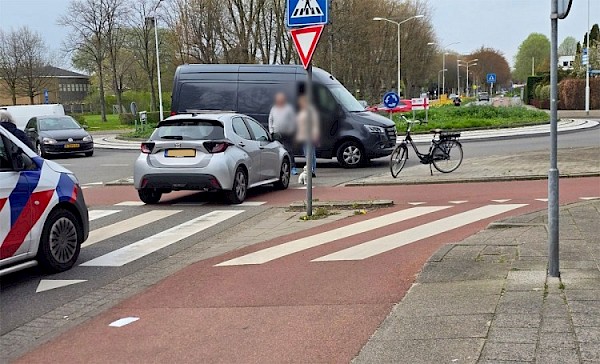 Fietser rijdt tegen verkeer in en botst op rotonde Veerweg/Vrijheer van Eslaan