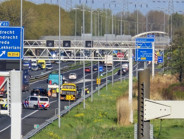 Ongeval A15 richting Rotterdam: rijstroken deels afgesloten