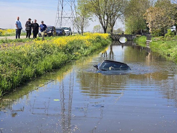 Corvette belandt in sloot tijdens Kids & Cars