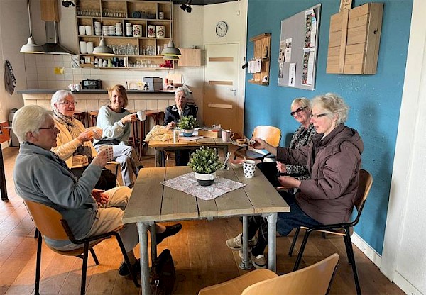 Tien jaar koffie, gesprek en verbinding: De Koffiemolen viert jubileum
