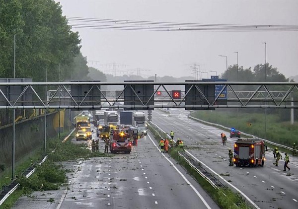 A15 in beide richtingen afgesloten door stormschade