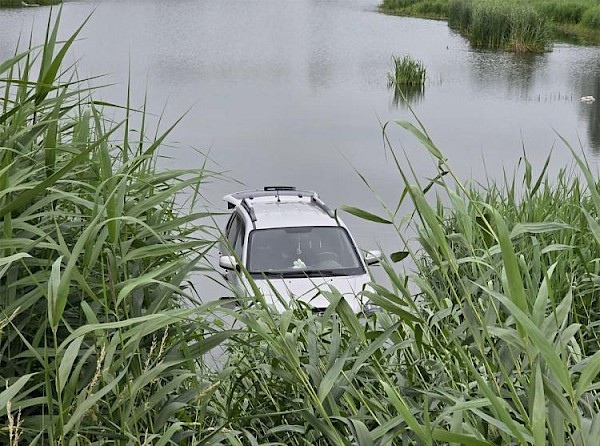 Auto rolt te water aan het Noord en Nieuwlandpad