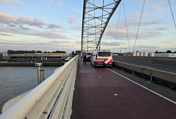Man ten val op fietspad langs N3, ambulance brengt hem uiteindelijk naar huis