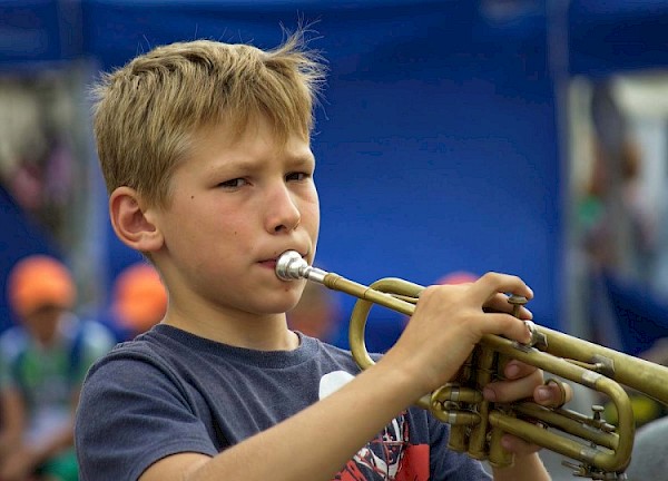 Kinderen kunnen kennismaken met drums, saxofoon, hoorn, trompet & trombone