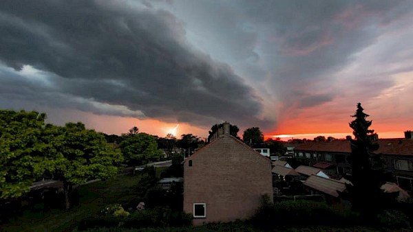 Onweer boven Papendrecht in beeld