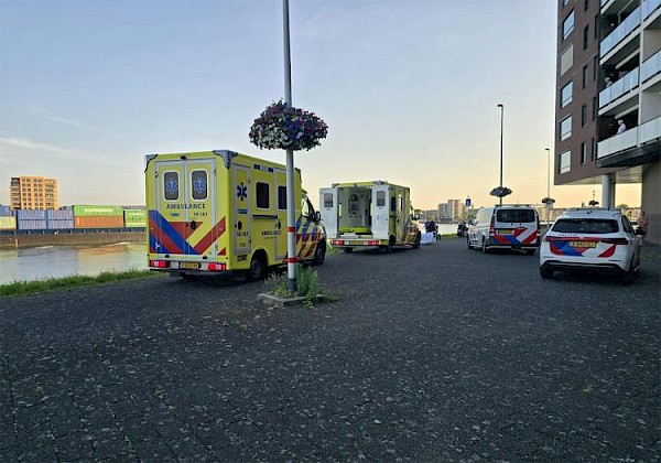 Omstanders redden leven van onwel geworden man aan het Veerplein