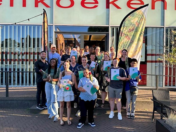 Leerlingen van interne MBO 1-opleiding Leerwerkbedrijf Combigoods behalen diploma