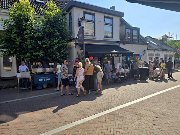 Gezellige tweede Haringparty bij Café 't Oude Veer trekt veel bezoekers