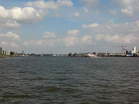 Stremmingen voor scheepvaart over Beneden-Merwede door werk aan Papendrechtse brug