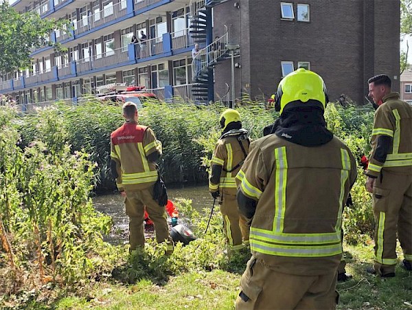 Zoekactie na melding persoon te water naast Pelserflat