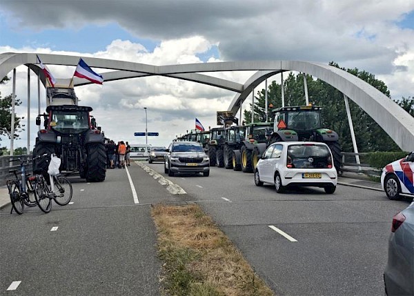 Boeren voeren actie op Witte Brug; verkeer enige tijd vertraagd