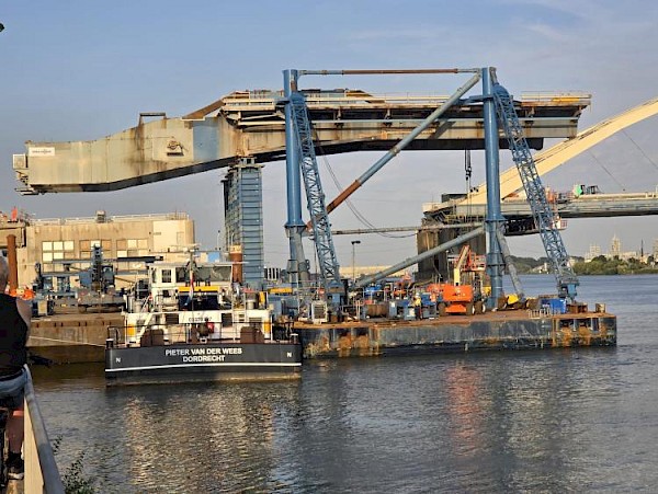 Papendrechtsebrug sneller opgekrikt dan verwacht: brugklep al vroeg boven het ponton