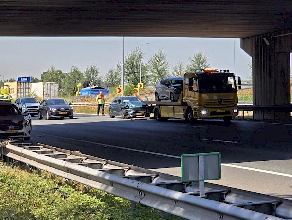 Ongeval met twee auto's zorgt voor hinder op A15 bij Papendrecht
