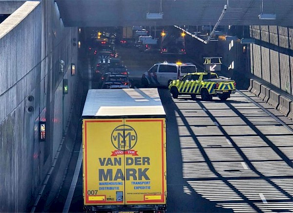 Noordtunnel A15 dicht na ongeval met meerdere voertuigen: verkeer richting Rotterdam loopt vast