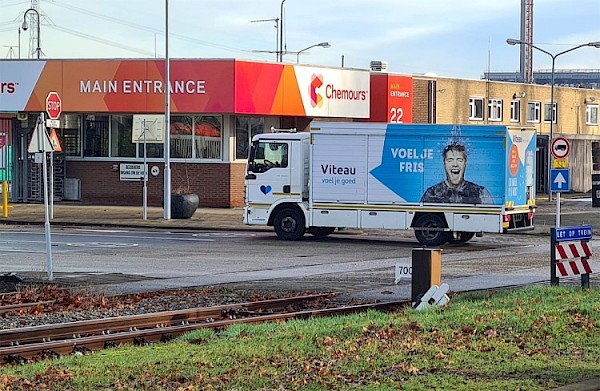 Omwonenden Chemours starten nieuwe PFAS-campagne met raamposters