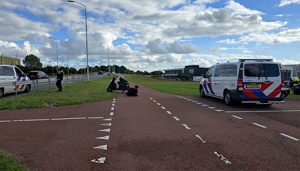 Scooterbestuurder gewond na uitwijken voor afslaande fietser op Hoogendijk