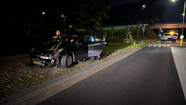 Flinke crash op de Andoornlaan! Bestuurder is spoorloos