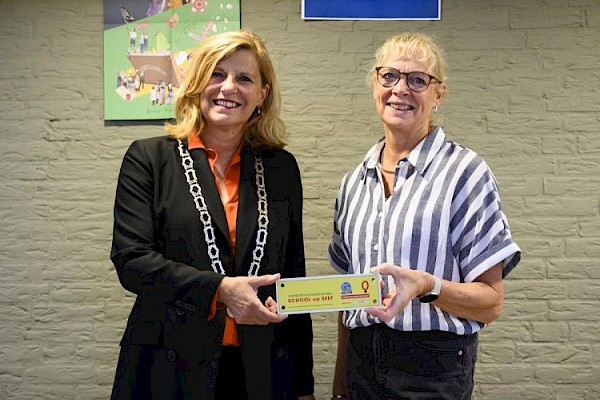 Basisschool De Knotwilg ontvangt zevende School op Seef-label van burgemeester