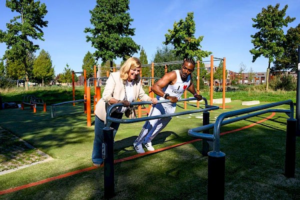 Burgemeester Van Driel heropent vernieuwd calisthenicsparkje in Vijverpark
